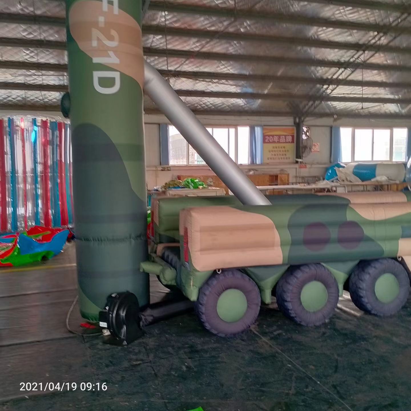 阳明军事演习中的充气目标车辆：模拟发射车雷达车坦克飞机